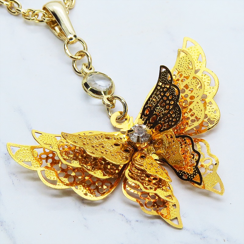 ゴールドカラー 繊細なつくりで立体的に表現された蝶のネックレス バタフライ 立体 ラインストーン 3D 可愛い 長さ調整可 ステンレス可