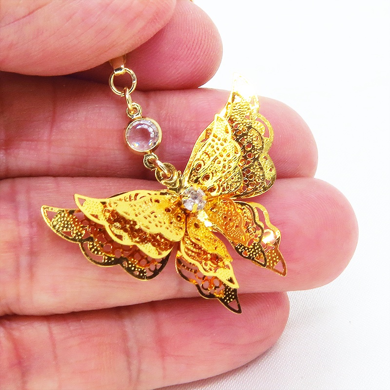 ゴールドカラー 繊細なつくりで立体的に表現された蝶のネックレス バタフライ 立体 ラインストーン 3D 可愛い 長さ調整可 ステンレス可