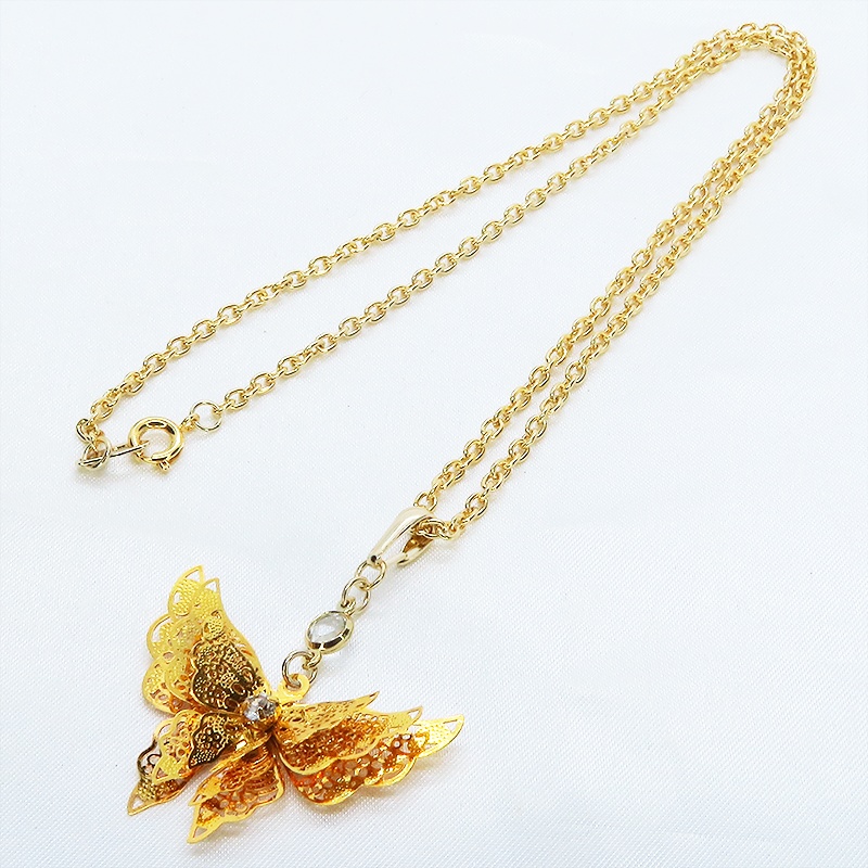 ゴールドカラー 繊細なつくりで立体的に表現された蝶のネックレス バタフライ 立体 ラインストーン 3D 可愛い 長さ調整可 ステンレス可