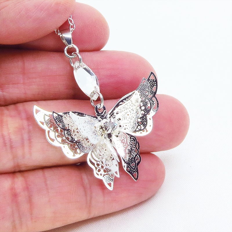 シルバーカラー バタフライ ペンダント ネックレス 繊細なつくりで立体的に表現された蝶 スワロフスキー 立体 ラインストーン 長さ調整可