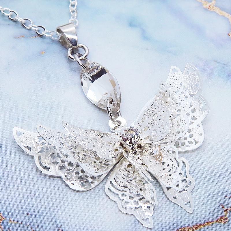 シルバーカラー バタフライ ペンダント ネックレス 繊細なつくりで立体的に表現された蝶 スワロフスキー 立体 ラインストーン 長さ調整可