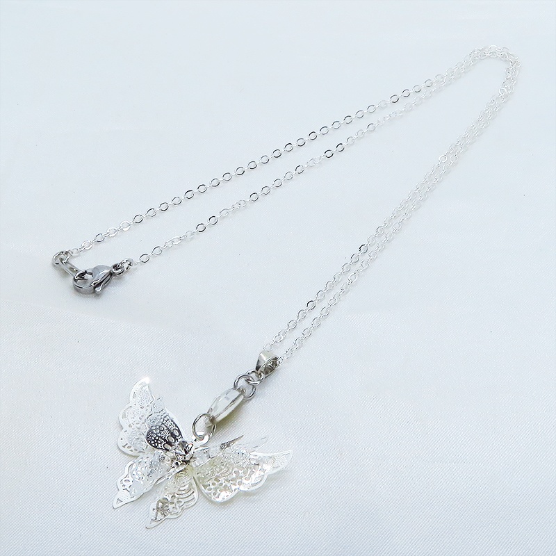 シルバーカラー バタフライ ペンダント ネックレス 繊細なつくりで立体的に表現された蝶 スワロフスキー 立体 ラインストーン 長さ調整可