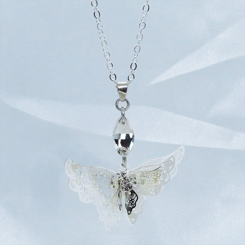 シルバーカラー バタフライ ペンダント ネックレス 繊細なつくりで立体的に表現された蝶 スワロフスキー 立体 ラインストーン 長さ調整可