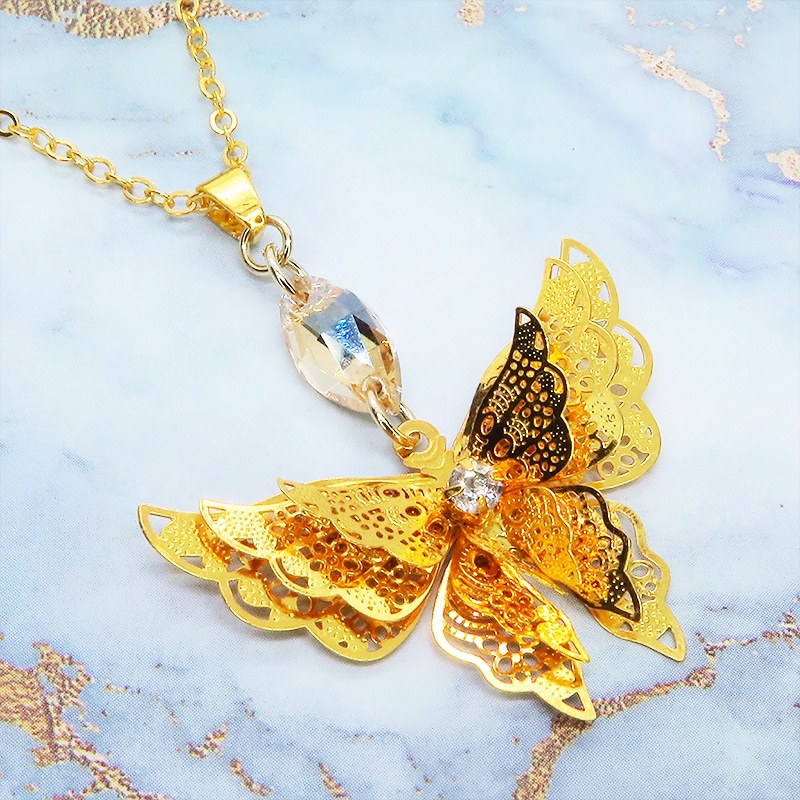 ゴールドカラー バタフライ ペンダント ネックレス 繊細なつくりで立体的に表現された蝶 スワロフスキー 立体 ラインストーン 長さ調整可