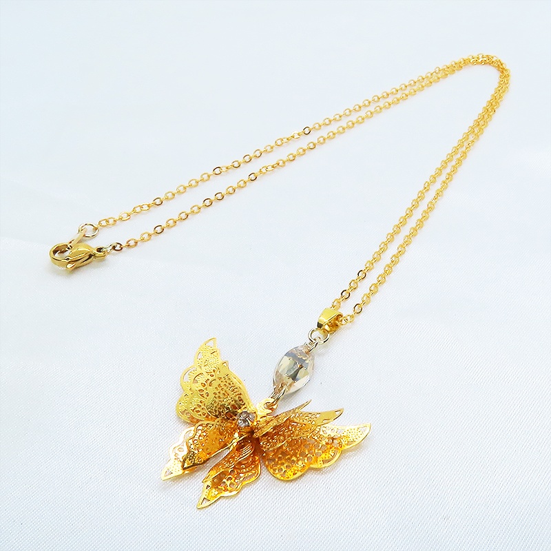 ゴールドカラー バタフライ ペンダント ネックレス 繊細なつくりで立体的に表現された蝶 スワロフスキー 立体 ラインストーン 長さ調整可