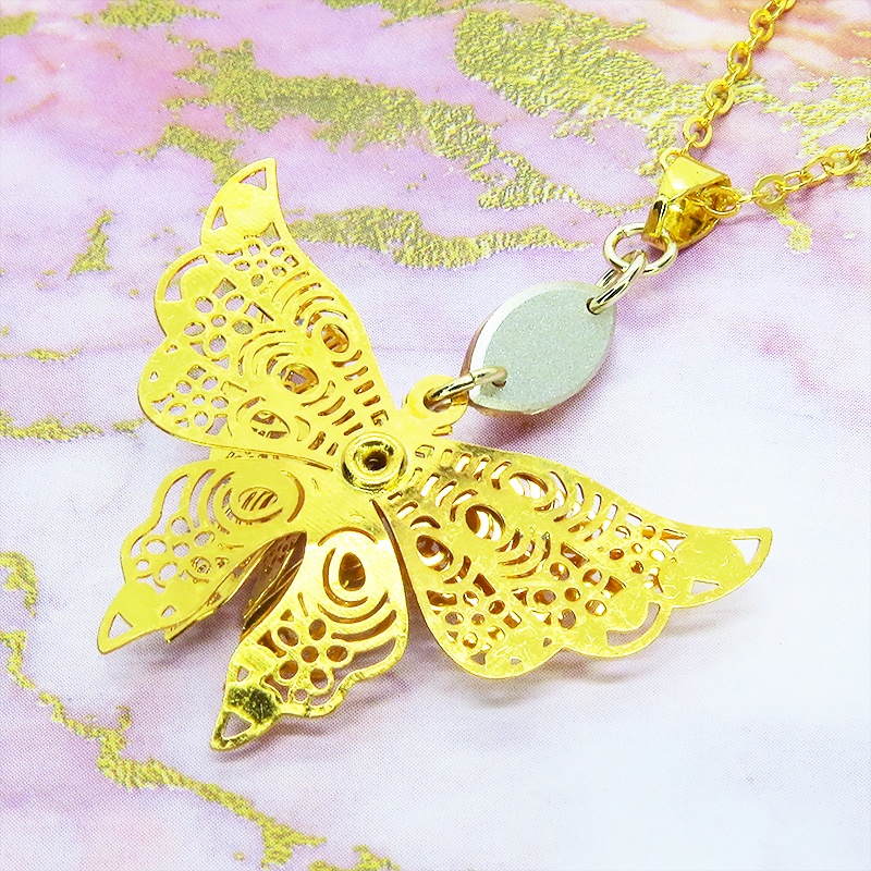 ゴールドカラー バタフライ ペンダント ネックレス 繊細なつくりで立体的に表現された蝶 スワロフスキー 立体 ラインストーン 長さ調整可