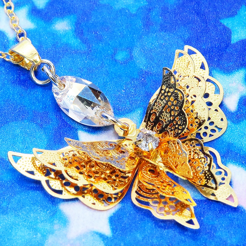 ゴールドカラー バタフライ ペンダント ネックレス 繊細なつくりで立体的に表現された蝶 スワロフスキー 立体 ラインストーン 長さ調整可