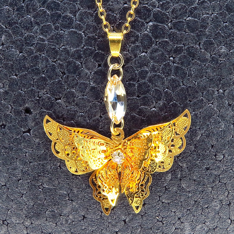 ゴールドカラー バタフライ ペンダント ネックレス 繊細なつくりで立体的に表現された蝶 スワロフスキー 立体 ラインストーン 長さ調整可