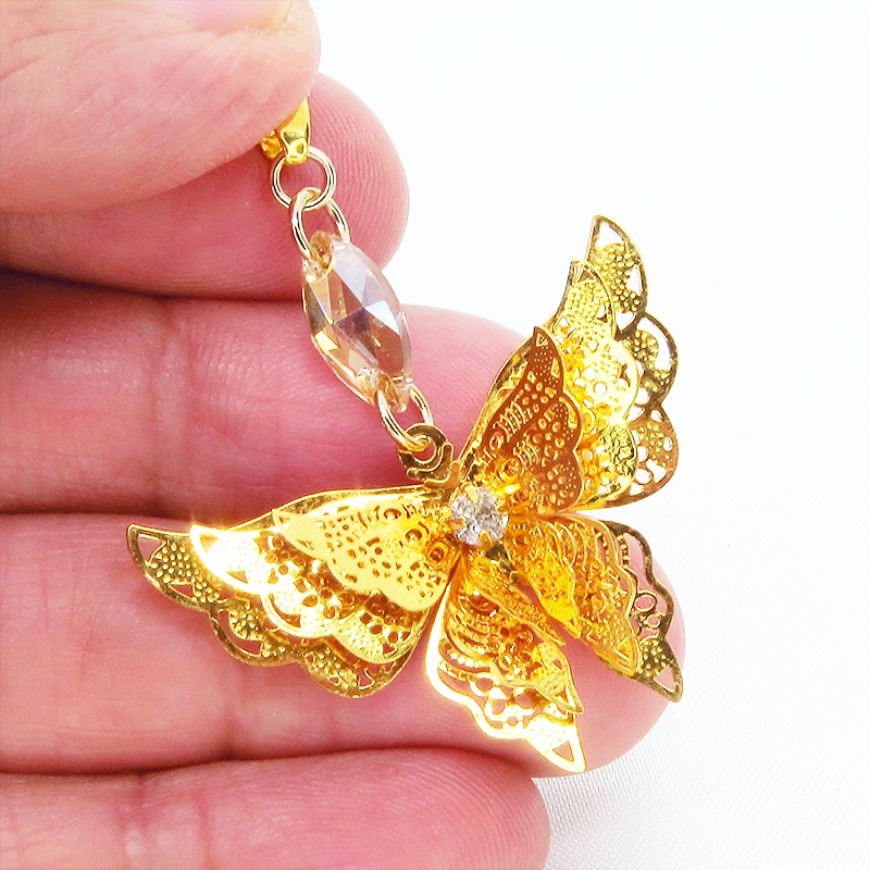 ゴールドカラー バタフライ ペンダント ネックレス 繊細なつくりで立体的に表現された蝶 スワロフスキー 立体 ラインストーン 長さ調整可