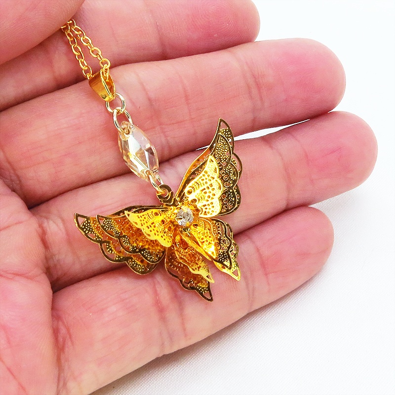 ゴールドカラー バタフライ ペンダント ネックレス 繊細なつくりで立体的に表現された蝶 スワロフスキー 立体 ラインストーン 長さ調整可