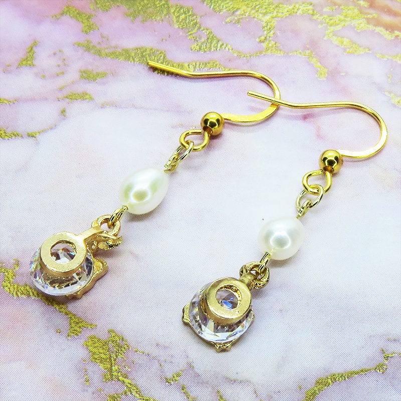 ゴールドカラーの猫フェイスフレームのキュービックジルコニアと淡水パールの大人可愛いピアス サージカルステンレス