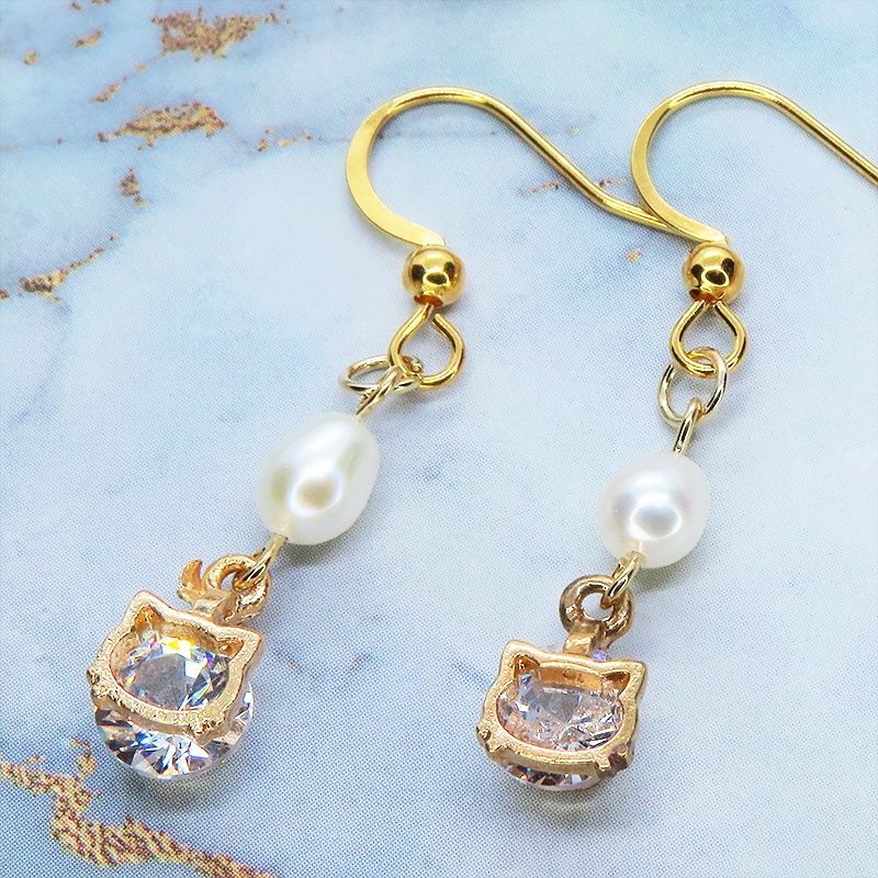 ゴールドカラーの猫フェイスフレームのキュービックジルコニアと淡水パールの大人可愛いピアス サージカルステンレス