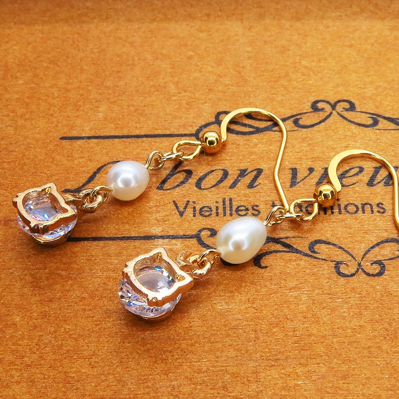 ゴールドカラーの猫フェイスフレームのキュービックジルコニアと淡水パールの大人可愛いピアス サージカルステンレス