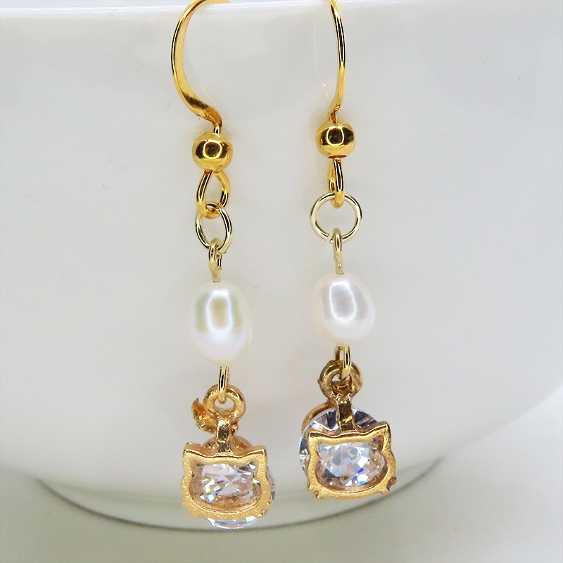 ゴールドカラーの猫フェイスフレームのキュービックジルコニアと淡水パールの大人可愛いピアス サージカルステンレス