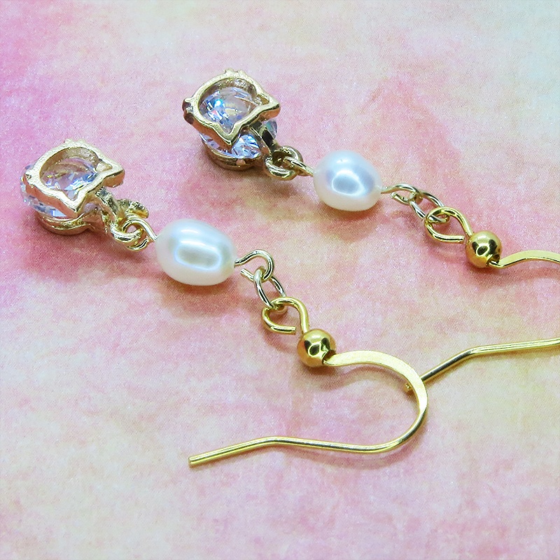 ゴールドカラーの猫フェイスフレームのキュービックジルコニアと淡水パールの大人可愛いピアス サージカルステンレス