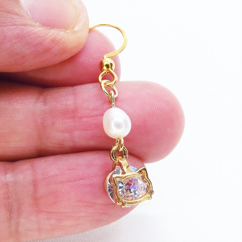 ゴールドカラーの猫フェイスフレームのキュービックジルコニアと淡水パールの大人可愛いピアス サージカルステンレス