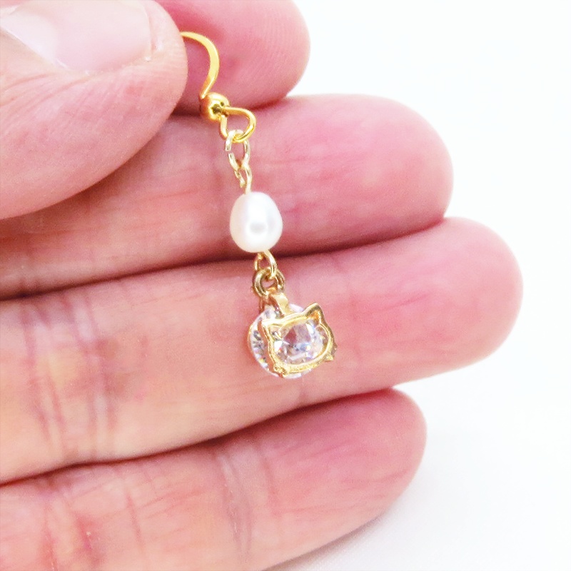 ゴールドカラーの猫フェイスフレームのキュービックジルコニアと淡水パールの大人可愛いピアス サージカルステンレス