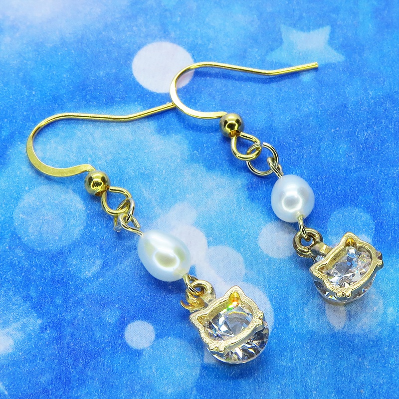 ゴールドカラーの猫フェイスフレームのキュービックジルコニアと淡水パールの大人可愛いピアス サージカルステンレス