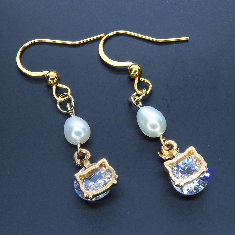 ゴールドカラーの猫フェイスフレームのキュービックジルコニアと淡水パールの大人可愛いピアス サージカルステンレス