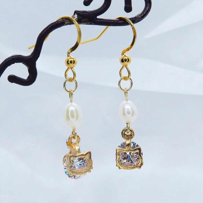 ゴールドカラーの猫フェイスフレームのキュービックジルコニアと淡水パールの大人可愛いピアス サージカルステンレス