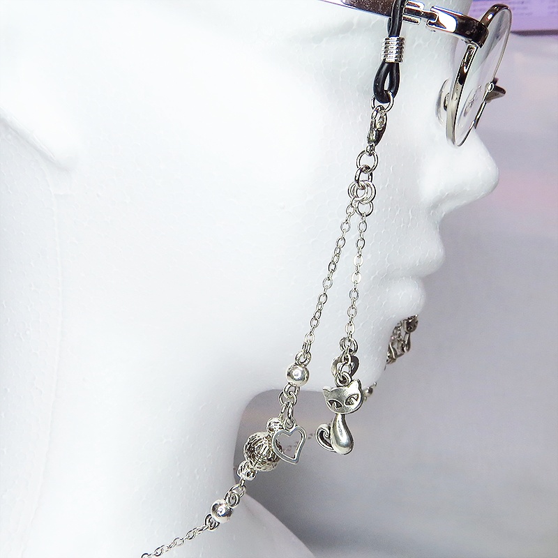 アンティークシルバーの猫とメタルビーズのメガネチェーン&マスクチェーン 吊り下げ型 ハート メガネ留め