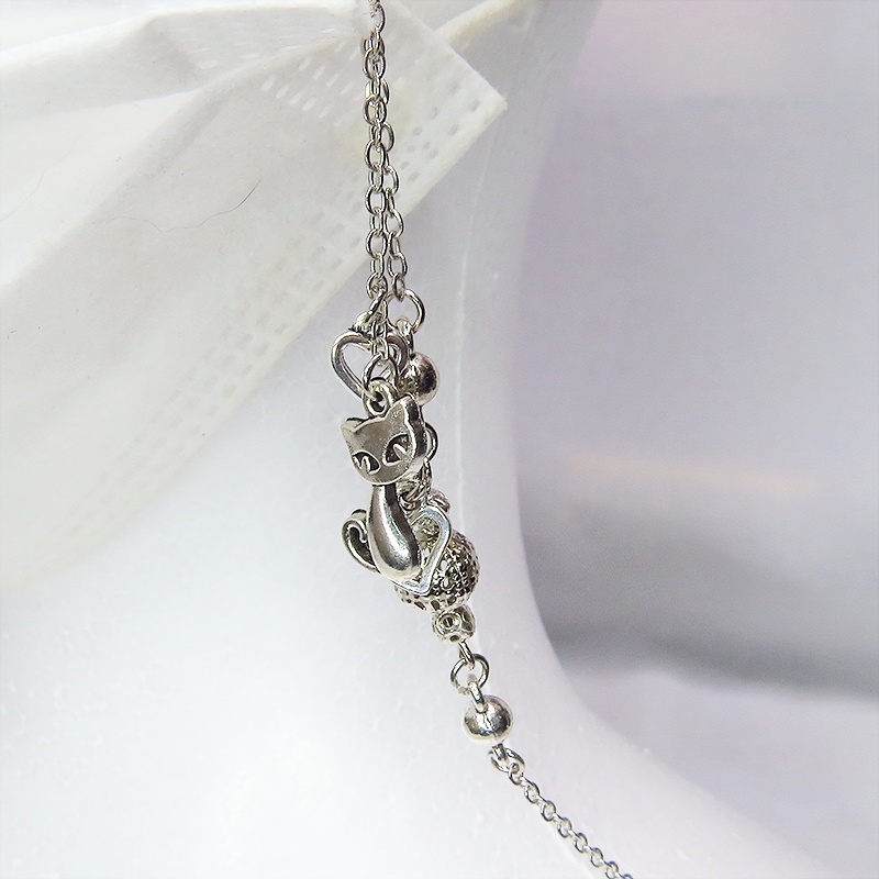 アンティークシルバーの猫とメタルビーズのメガネチェーン&マスクチェーン 吊り下げ型 ハート メガネ留め