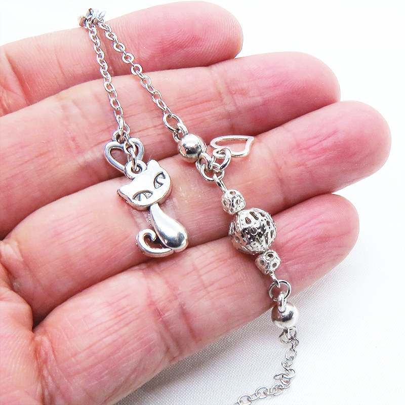 アンティークシルバーの猫とメタルビーズのメガネチェーン&マスクチェーン 吊り下げ型 ハート メガネ留め