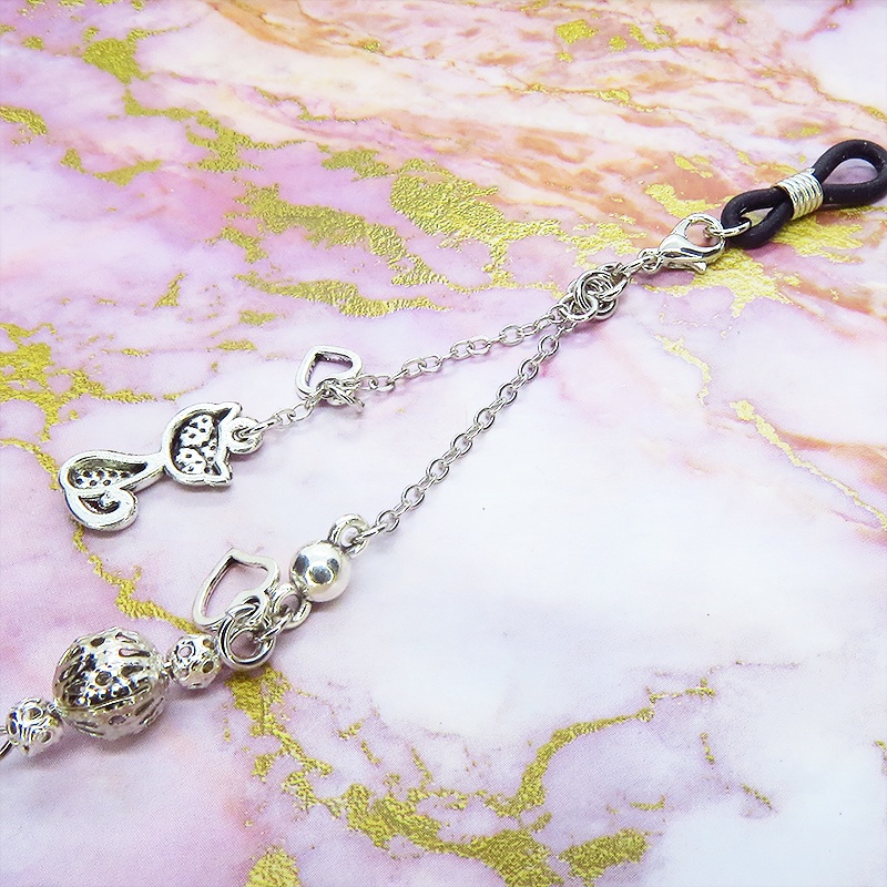 アンティークシルバーの猫とメタルビーズのメガネチェーン&マスクチェーン 吊り下げ型 ハート メガネ留め