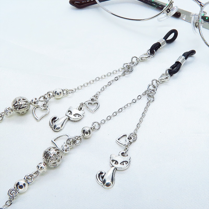 アンティークシルバーの猫とメタルビーズのメガネチェーン&マスクチェーン 吊り下げ型 ハート メガネ留め
