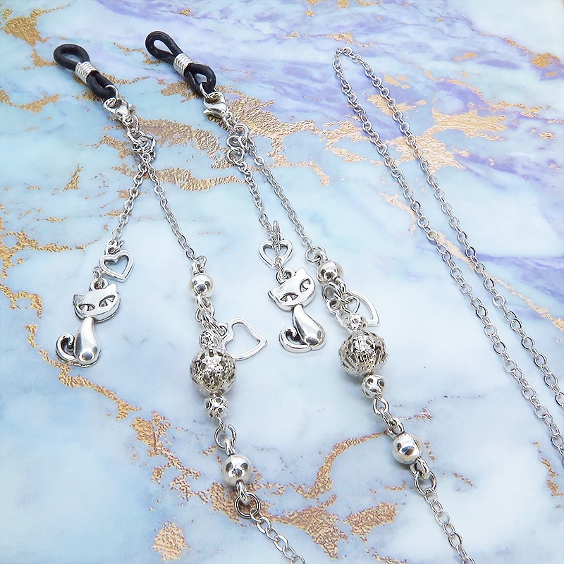 アンティークシルバーの猫とメタルビーズのメガネチェーン&マスクチェーン 吊り下げ型 ハート メガネ留め