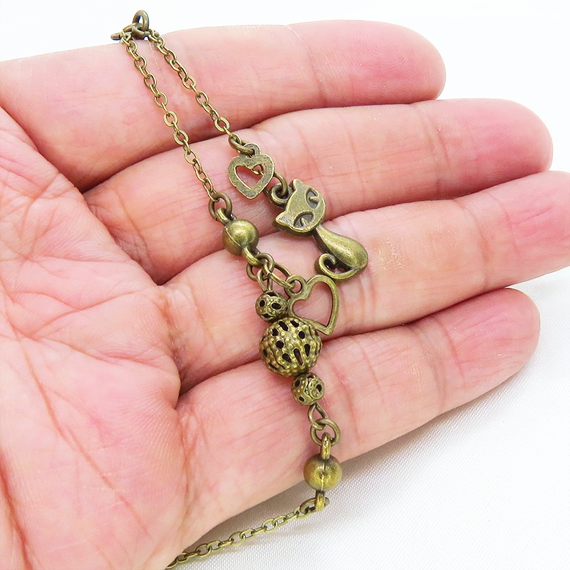 アンティークカラーの猫とメタルビーズのメガネチェーン&マスクチェーン 吊り下げ型 ハート メガネ留め