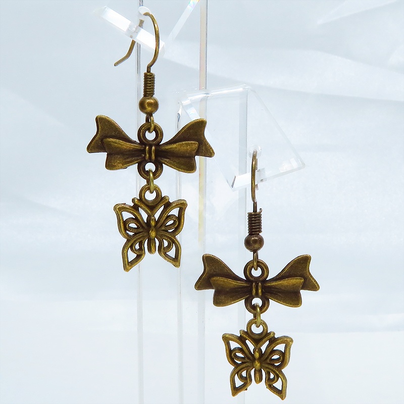 アンティークゴールド 蝶とリボンのピアス バタフライ 蝶々 シンプル コンパクト シンメトリー