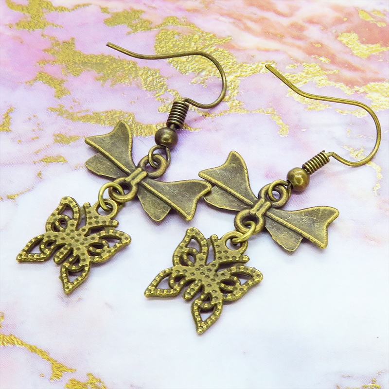 アンティークゴールド 蝶とリボンのピアス バタフライ 蝶々 シンプル コンパクト シンメトリー