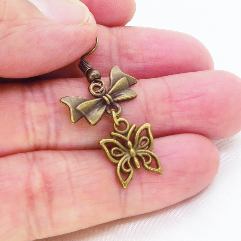 アンティークゴールド 蝶とリボンのピアス バタフライ 蝶々 シンプル コンパクト シンメトリー