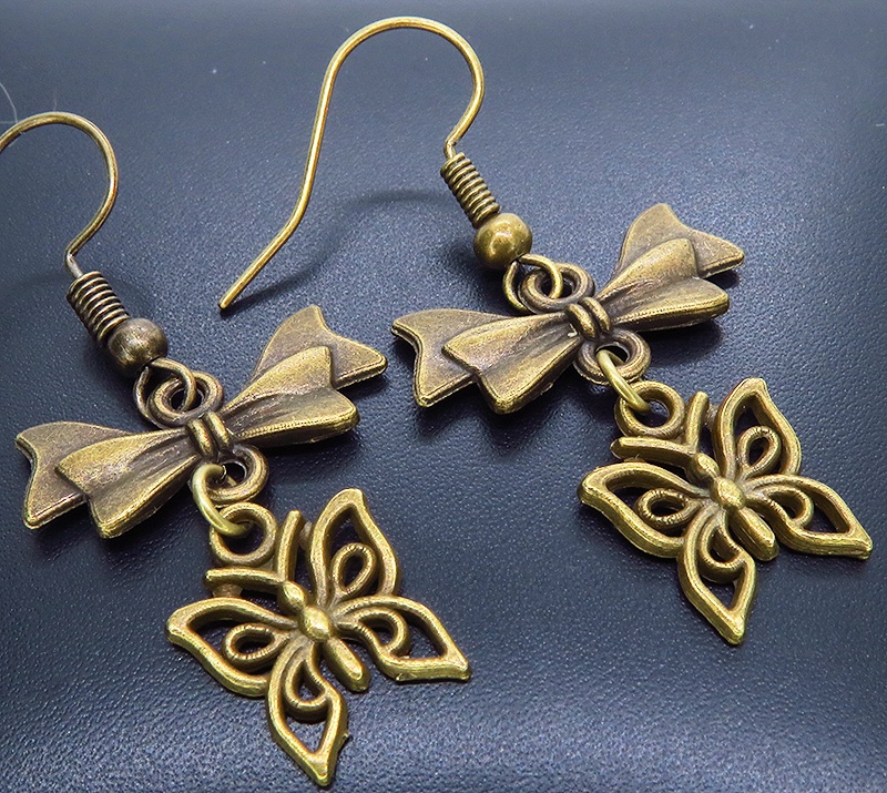 アンティークゴールド 蝶とリボンのピアス バタフライ 蝶々 シンプル コンパクト シンメトリー