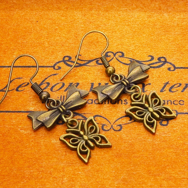 アンティークゴールド 蝶とリボンのピアス バタフライ 蝶々 シンプル コンパクト シンメトリー