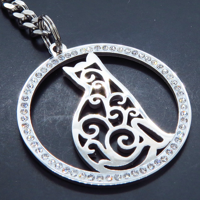 ステンレス製アラベスク風の透かし模様入りの猫モチーフのキーホルダー ラインストーン バッグチャーム