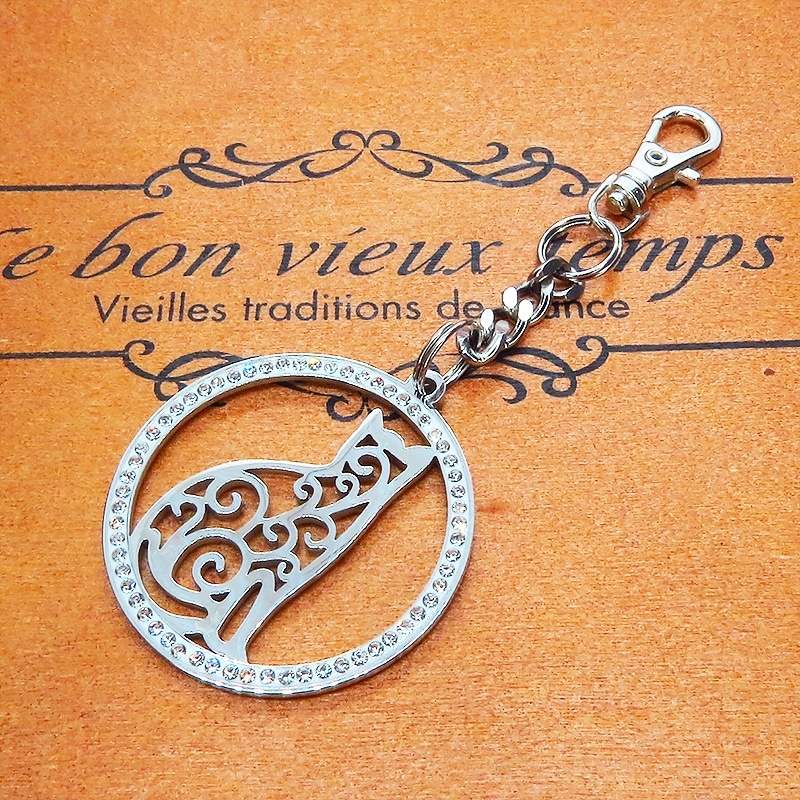 ステンレス製アラベスク風の透かし模様入りの猫モチーフのキーホルダー ラインストーン バッグチャーム