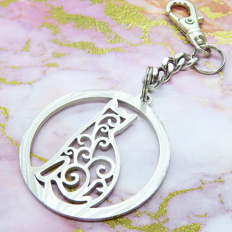 ステンレス製アラベスク風の透かし模様入りの猫モチーフのキーホルダー ラインストーン バッグチャーム