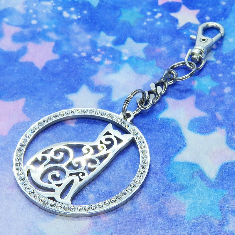 ステンレス製アラベスク風の透かし模様入りの猫モチーフのキーホルダー ラインストーン バッグチャーム