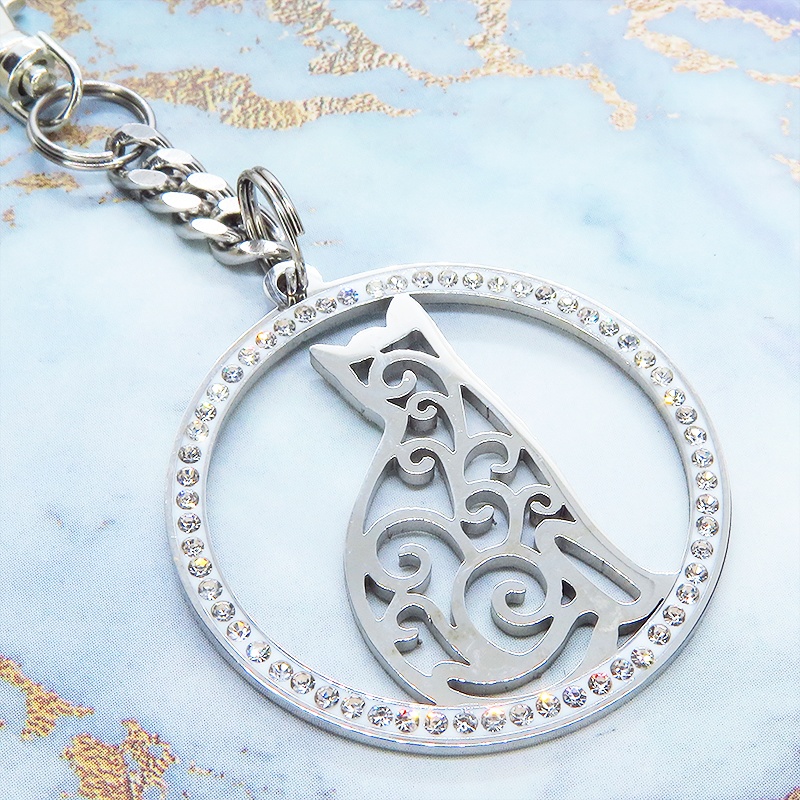 ステンレス製アラベスク風の透かし模様入りの猫モチーフのキーホルダー ラインストーン バッグチャーム