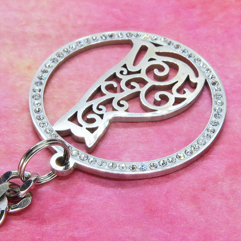 ステンレス製アラベスク風の透かし模様入りの猫モチーフのキーホルダー ラインストーン バッグチャーム