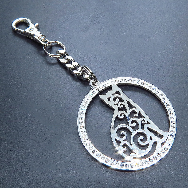 ステンレス製アラベスク風の透かし模様入りの猫モチーフのキーホルダー ラインストーン バッグチャーム