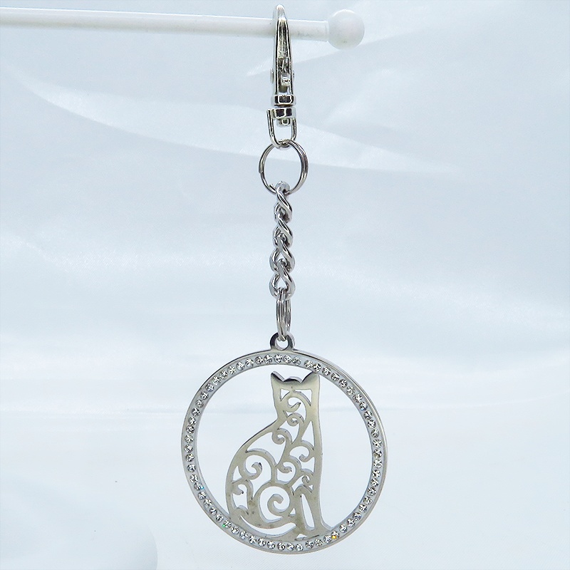 ステンレス製アラベスク風の透かし模様入りの猫モチーフのキーホルダー ラインストーン バッグチャーム