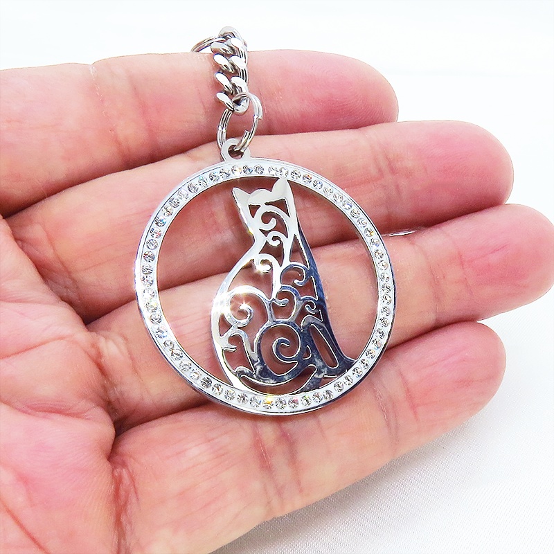 ステンレス製アラベスク風の透かし模様入りの猫モチーフのキーホルダー ラインストーン バッグチャーム