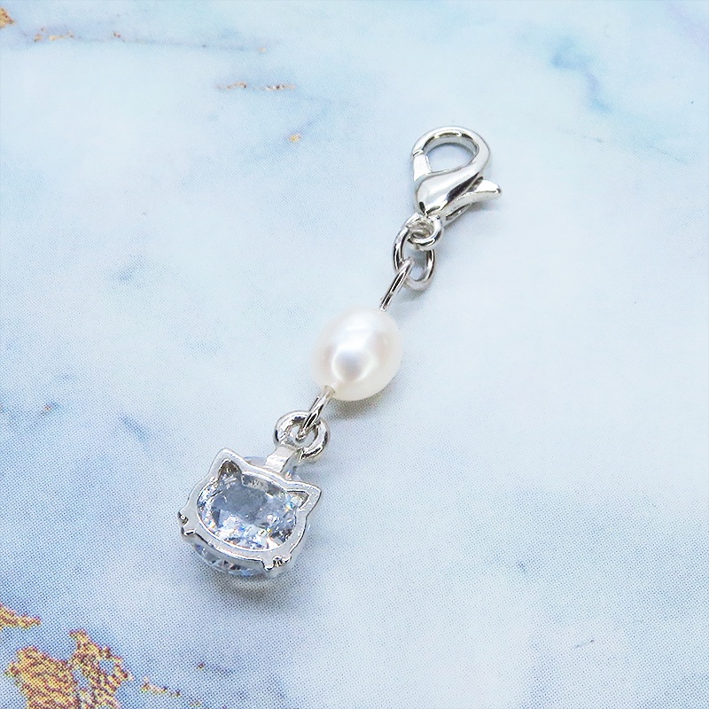 マスクチャーム シルバーカラーの猫フェイスフレームのキュービックジルコニアと淡水パールの大人可愛いチャーム