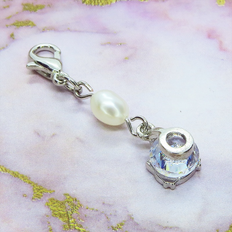 マスクチャーム シルバーカラーの猫フェイスフレームのキュービックジルコニアと淡水パールの大人可愛いチャーム