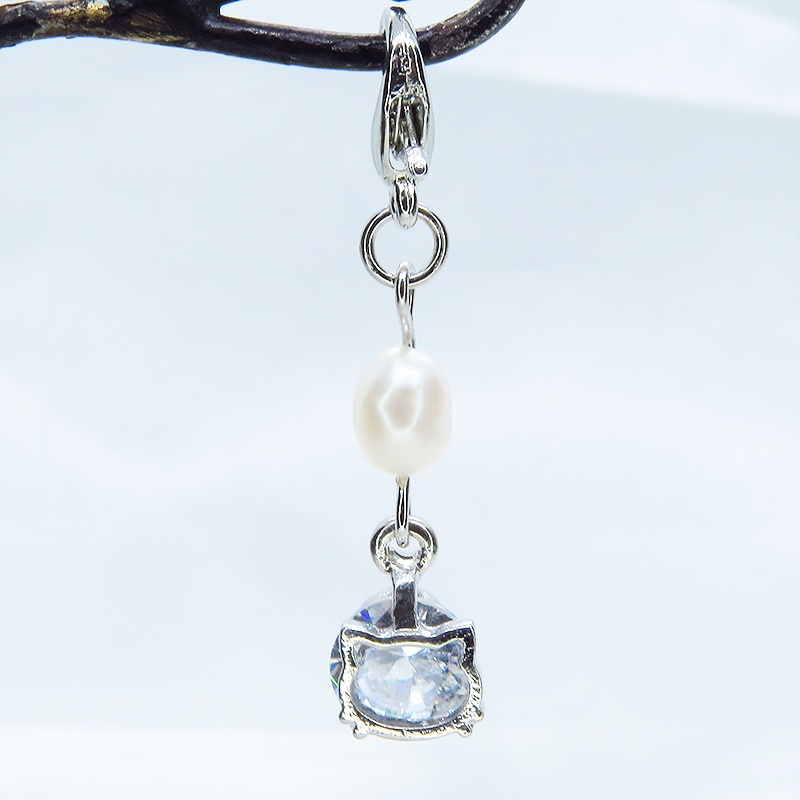 マスクチャーム シルバーカラーの猫フェイスフレームのキュービックジルコニアと淡水パールの大人可愛いチャーム