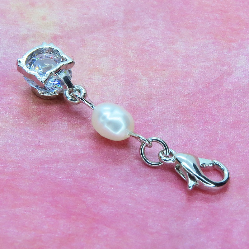 マスクチャーム シルバーカラーの猫フェイスフレームのキュービックジルコニアと淡水パールの大人可愛いチャーム