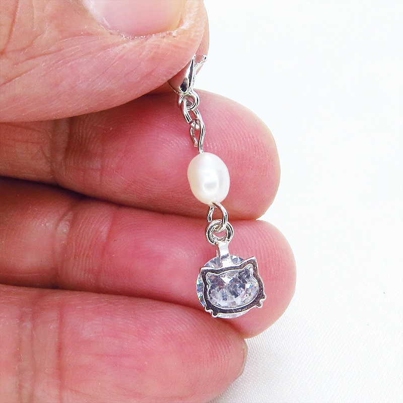 マスクチャーム シルバーカラーの猫フェイスフレームのキュービックジルコニアと淡水パールの大人可愛いチャーム